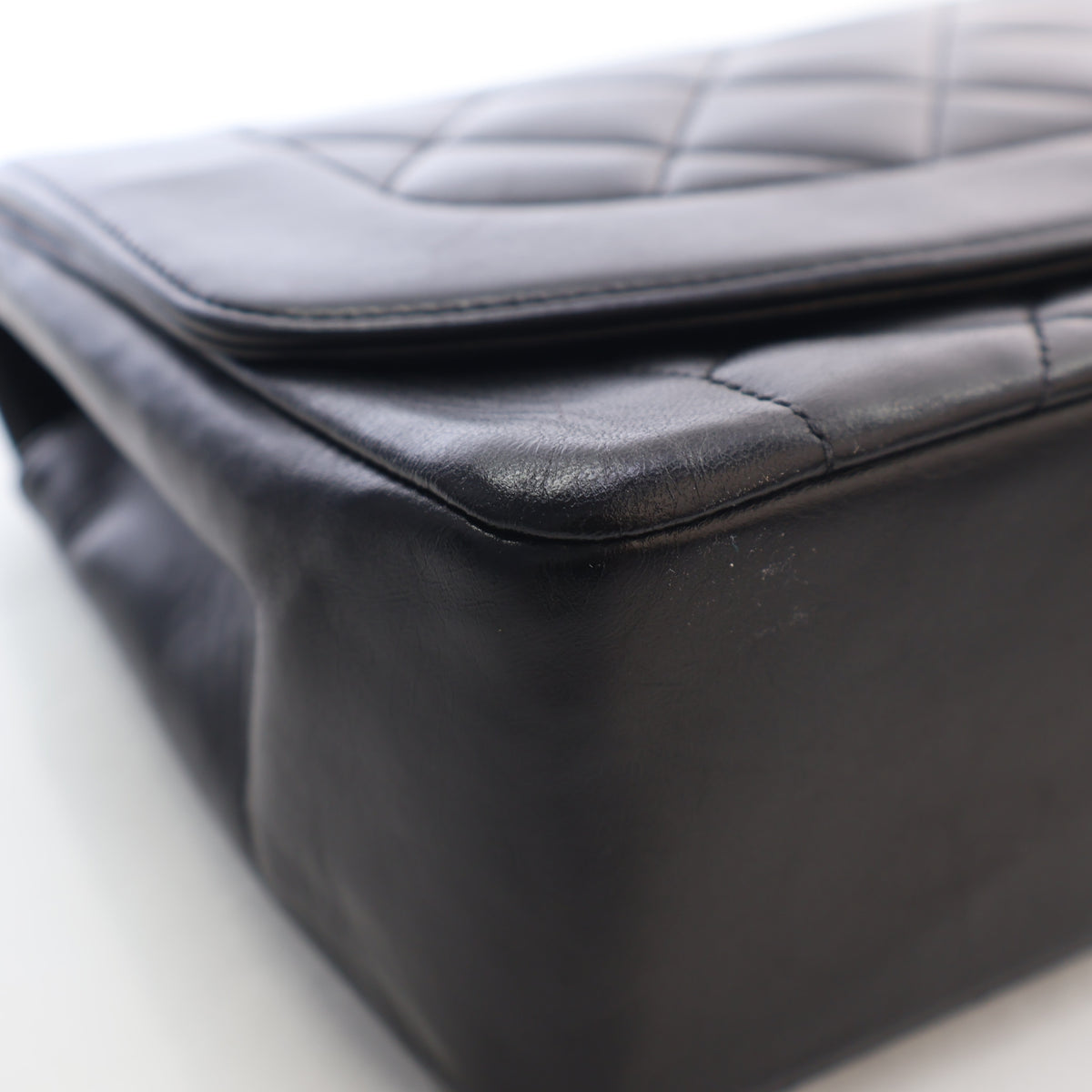 Vintage Chanel Flap Bag Medium Lambskin Diana, corner and edge detail