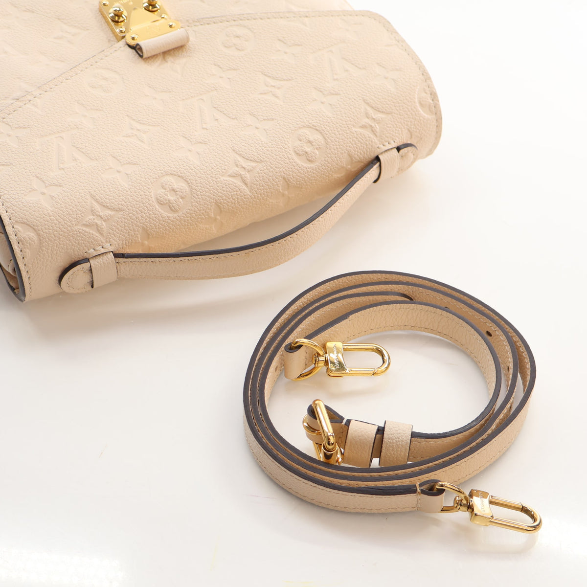 Pre-Owned Louis Vuitton Pochette Monogram Empreinte Métis, strap and chain detail