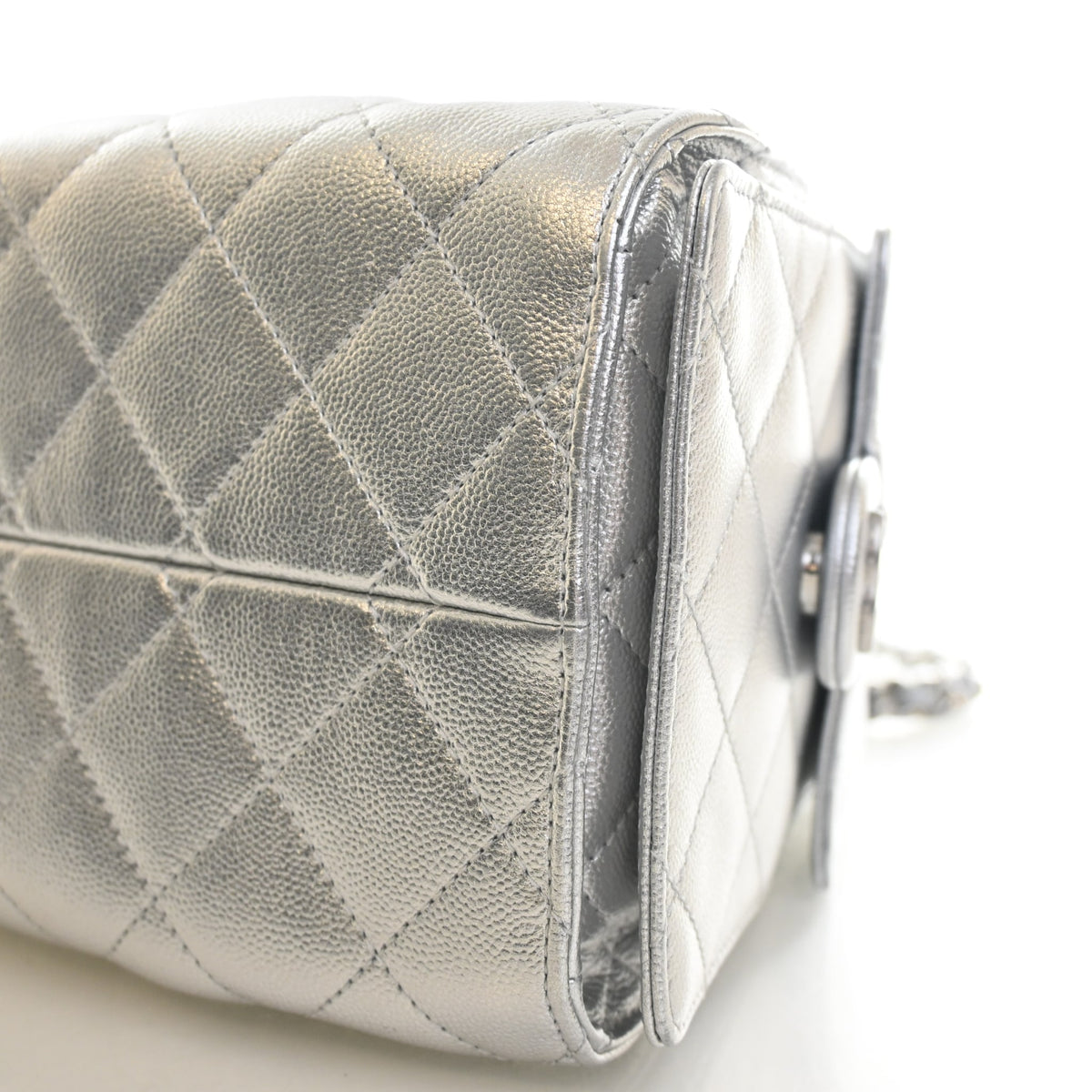 Pre-Owned Chanel Hobo Small Caviar Leather 25, corner and edge detail, photo 8 of 14