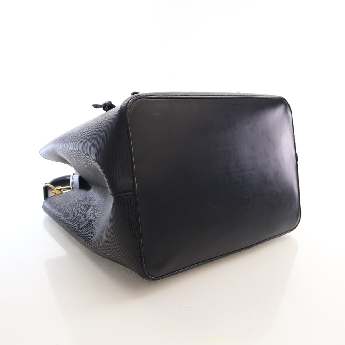 Pre-Owned Louis Vuitton MM Epi Néo Noé Love Lock, base and feet view