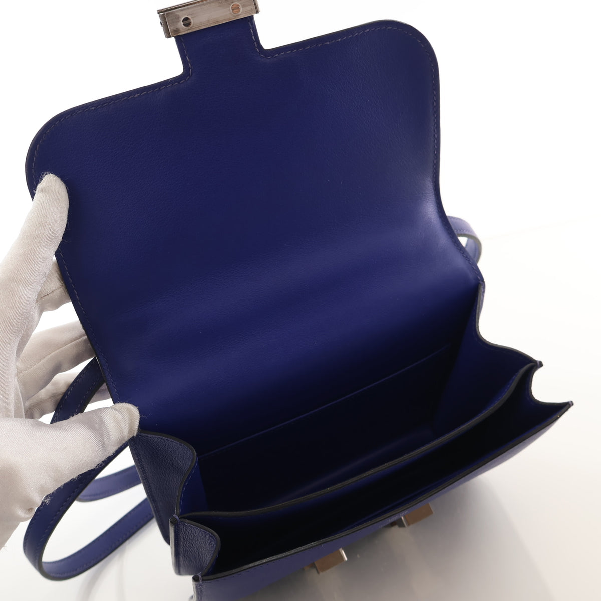 Pre-Owned Hermès Constance 18 Bleu Saphir Swift Leather, open interior with lining