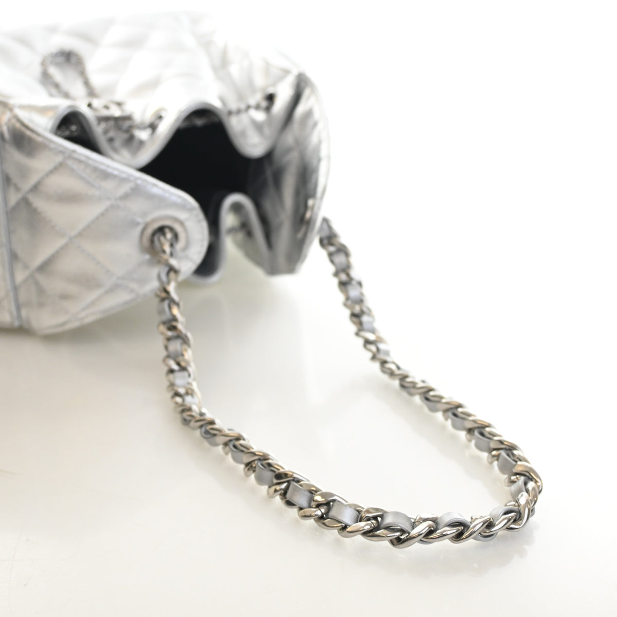 Pre-Owned Chanel Hobo Small Caviar Leather 25, strap detail