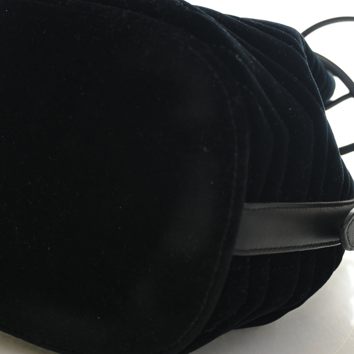 Pre-Owned Gucci Bucket Bag Velvet GG Marmont, base and feet view, photo 8 of 13