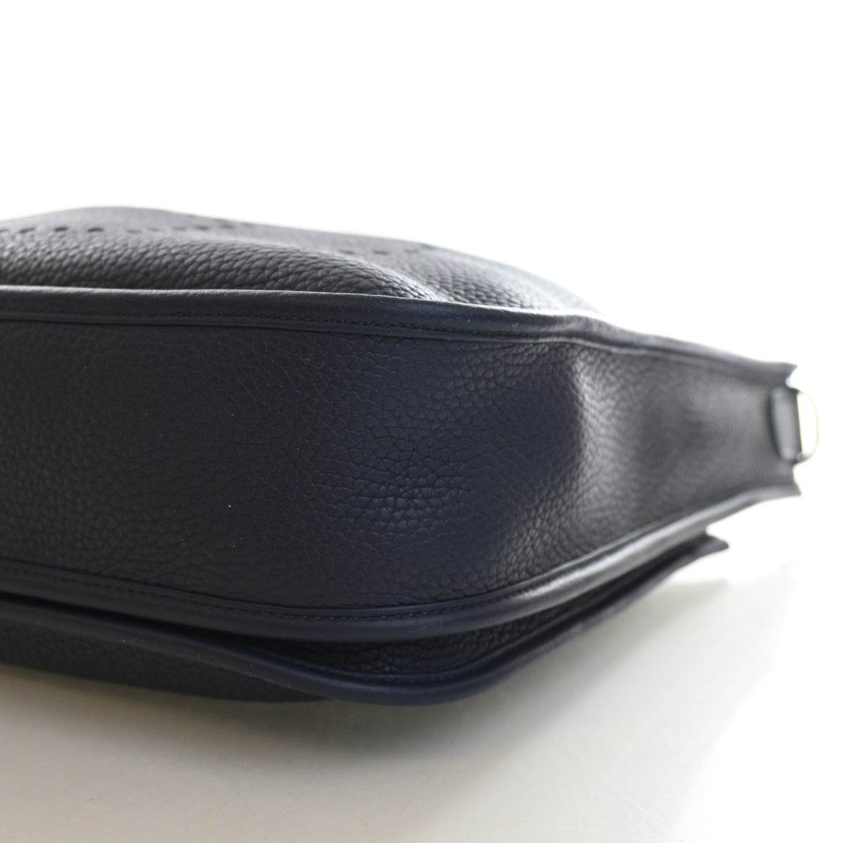 Pre-Owned Hermès Evelyne PM Bleu Nuit Clemence Leather III, base and feet view, photo 7 of 13