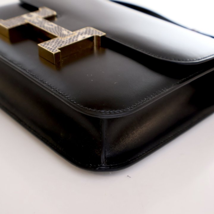 Pre-Owned Hermès Constance 24 Black Box Touch, corner detail