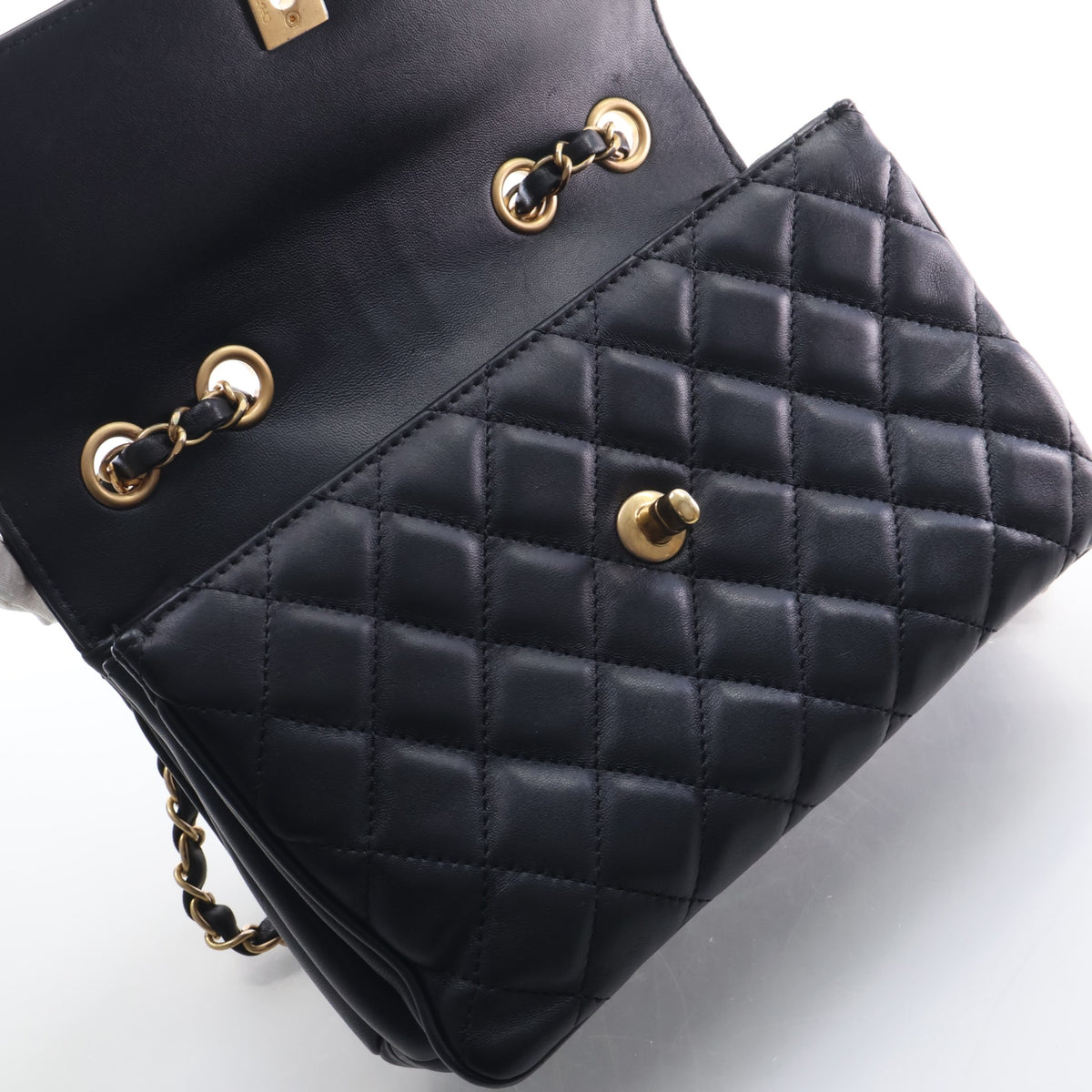 Pre-Owned Chanel Flap Bag Medium Calfskin CC, open interior with lining