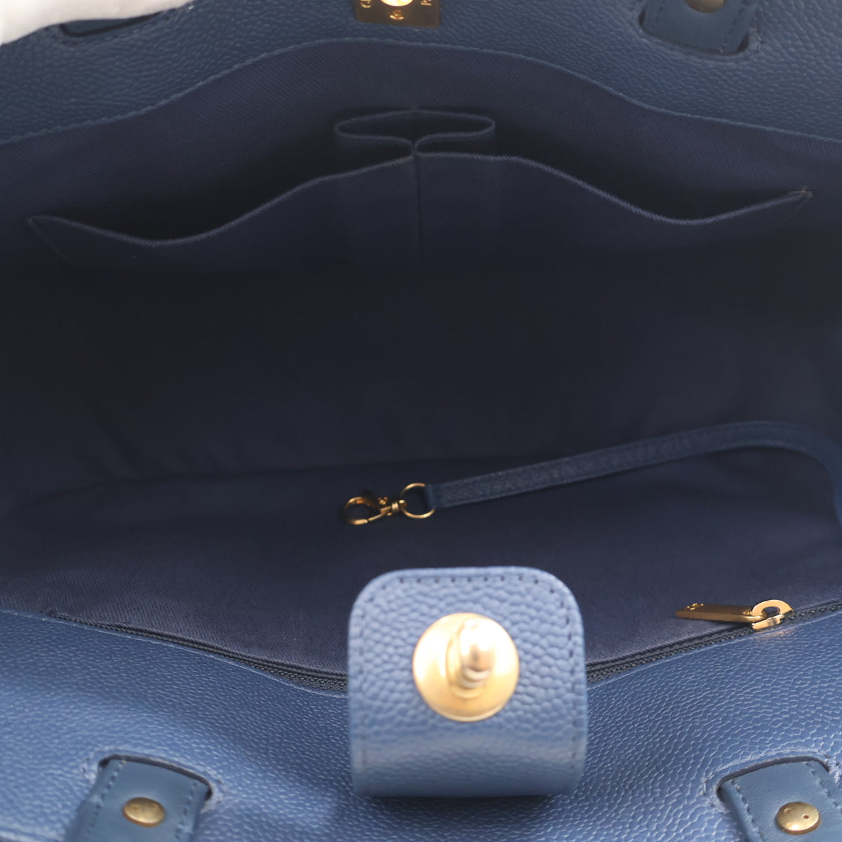 Pre-Owned Chanel Shopping Tote Caviar Leather, open interior with lining