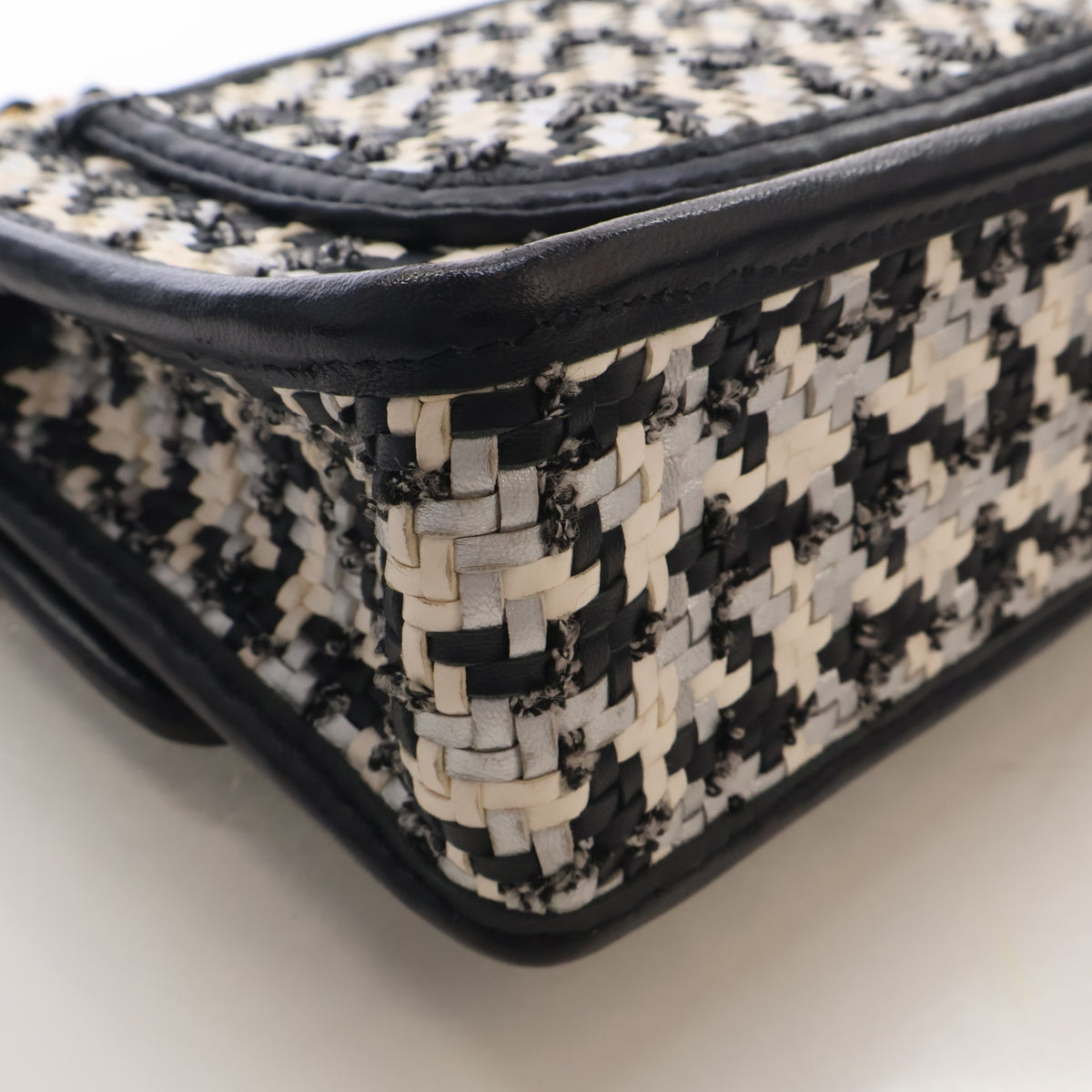 Pre-Owned Chanel Flap Bag Medium Mixed Fibers Classic Single, corner and edge detail, photo 13 of 16