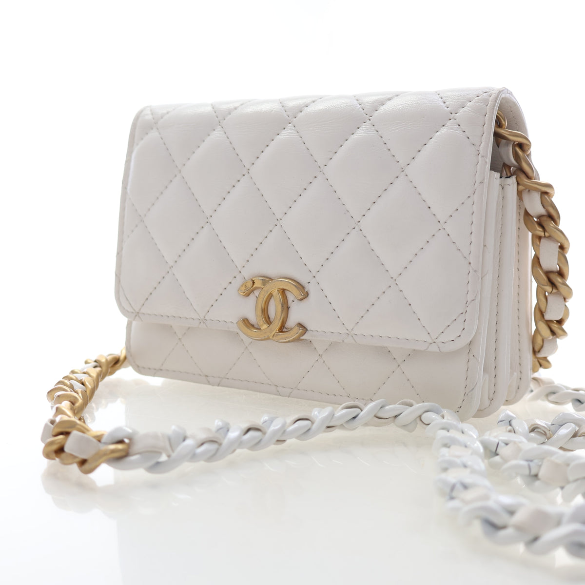 Pre-Owned Chanel Wallet On Chain Lambskin, three-quarter view