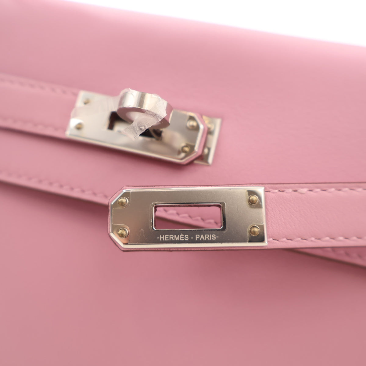 Pre-Owned Hermès Kelly 25 Mauve Sylvestre Swift Leather, silver hardware close-up