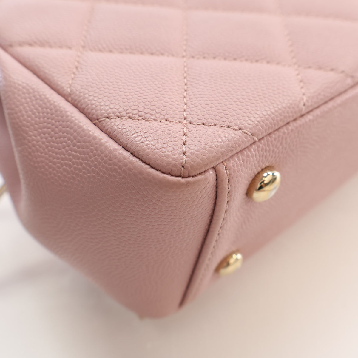 Pre-Owned Chanel Top Handle Small Caviar Leather Business Affinity Bag, corner detail