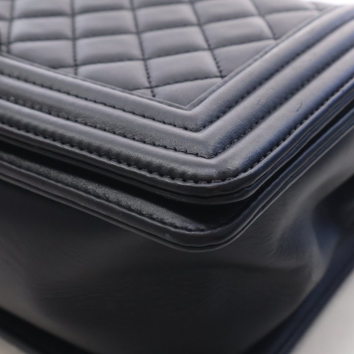 Pre-Owned Chanel Boy Bag Medium Calfskin, corner detail