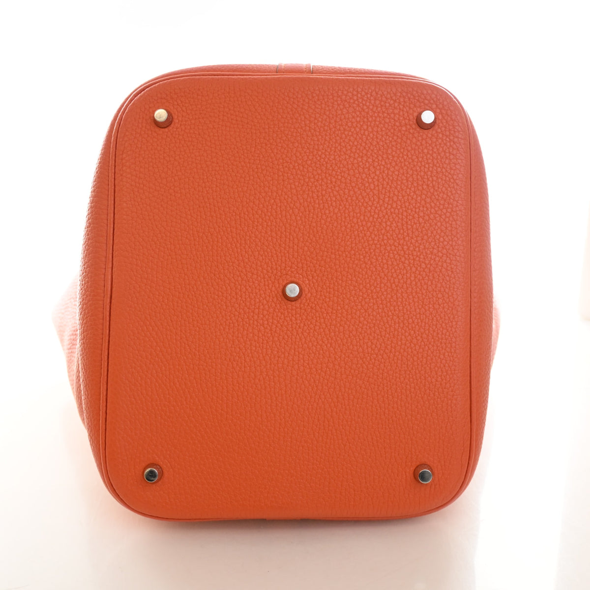 Pre-Owned Hermès Picotin Lock 26 Orange Clemence Leather, base and feet view, photo 11 of 14