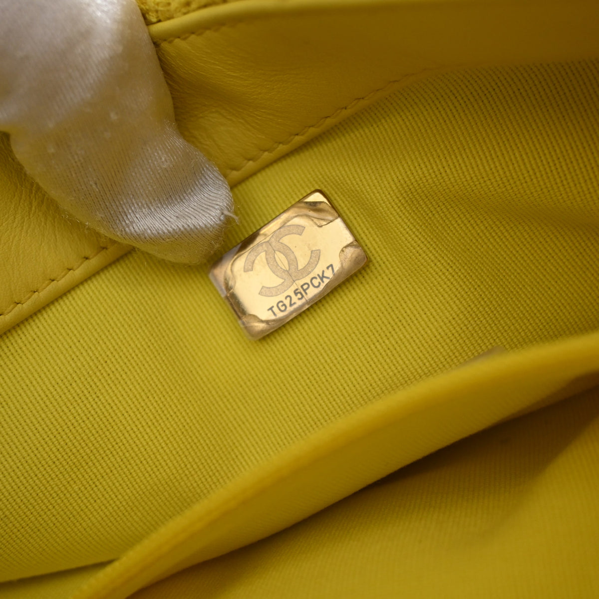 Pre-Owned Chanel 19 Flap Bag Medium Tweed, gold embossed logo detail