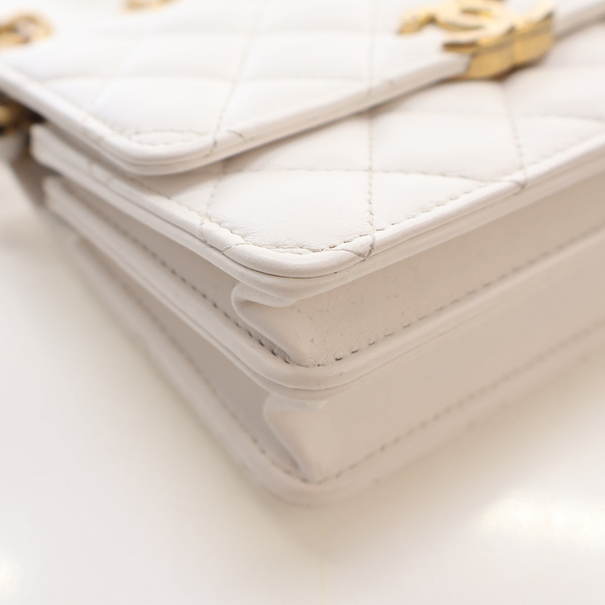 Pre-Owned Chanel Flap Bag Lambskin Chain, corner and edge detail
