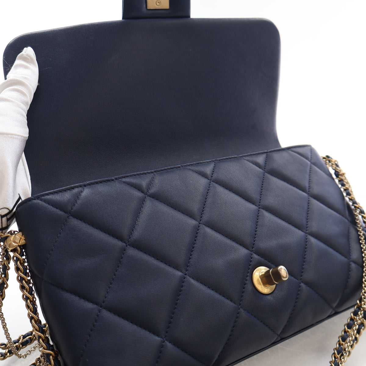 Pre-Owned Chanel Flap Bag Medium Lambskin Chain, open interior with lining, photo 16 of 19