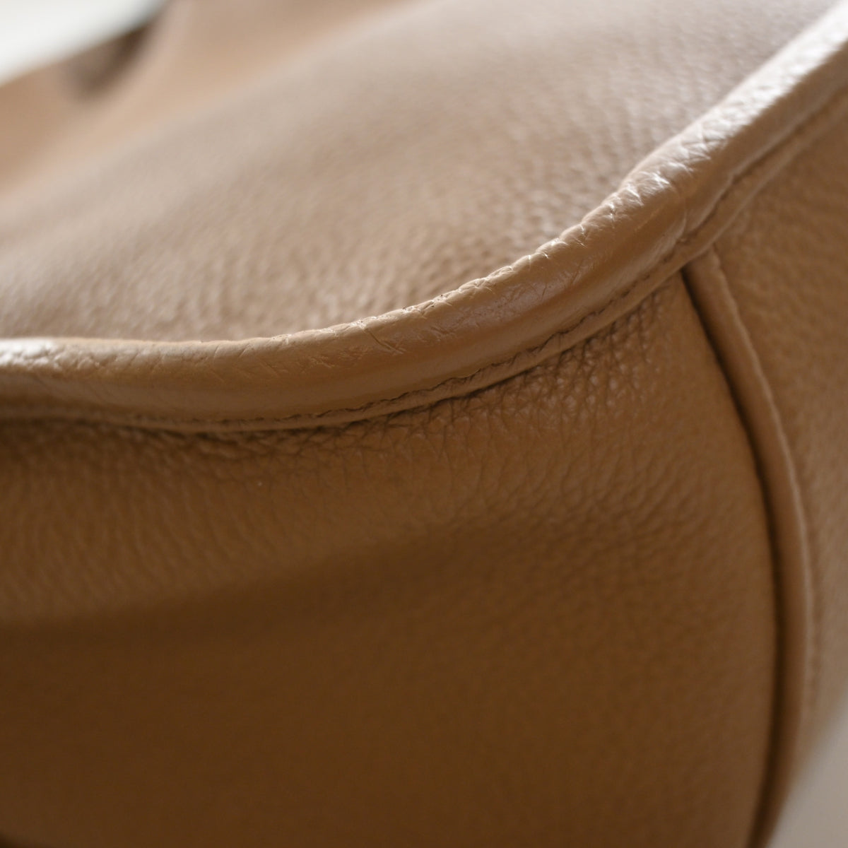 Pre-Owned Prada Shoulder Bag Vitello Daino Phenix, corner and edge detail, photo 13 of 18