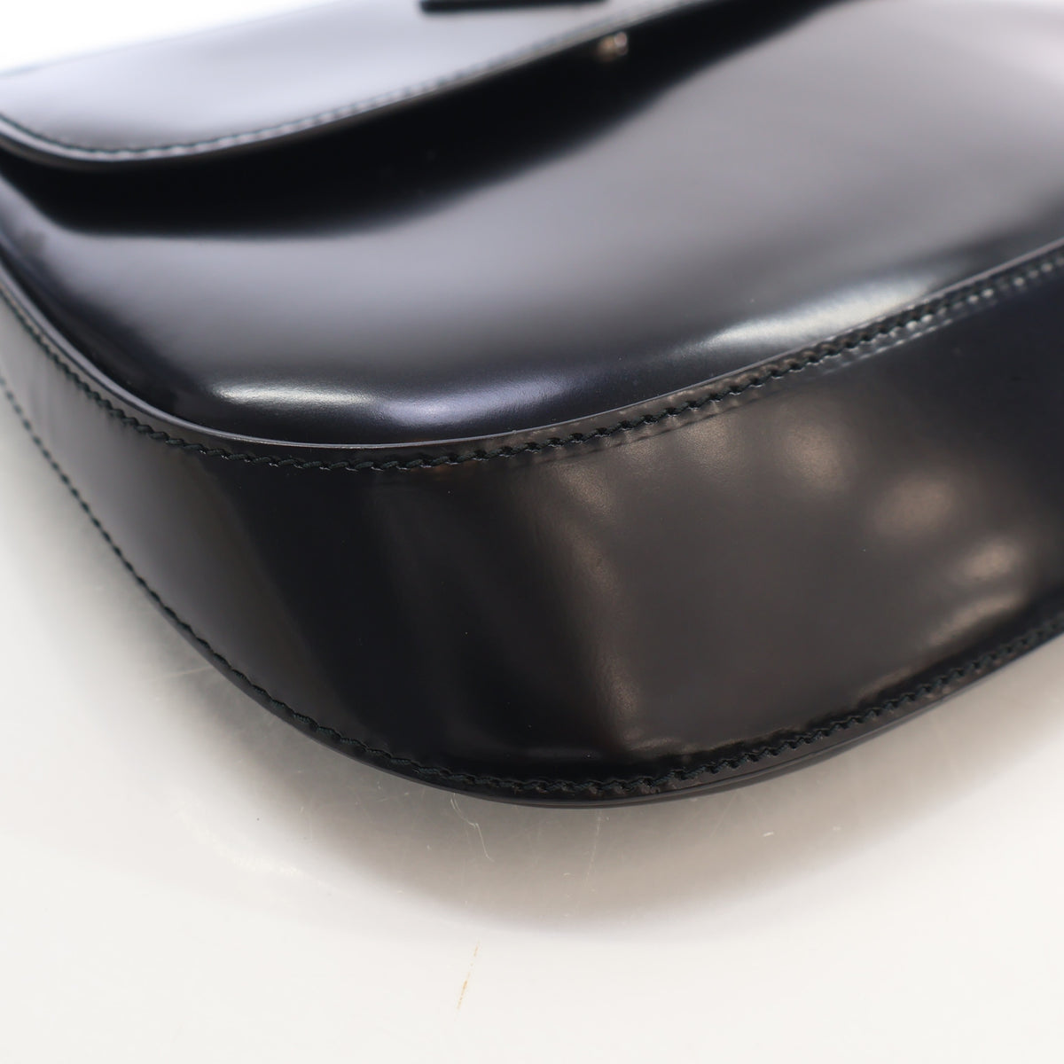 Pre-Owned Prada Flap Bag Small Spazzolato Cleo, corner and edge detail