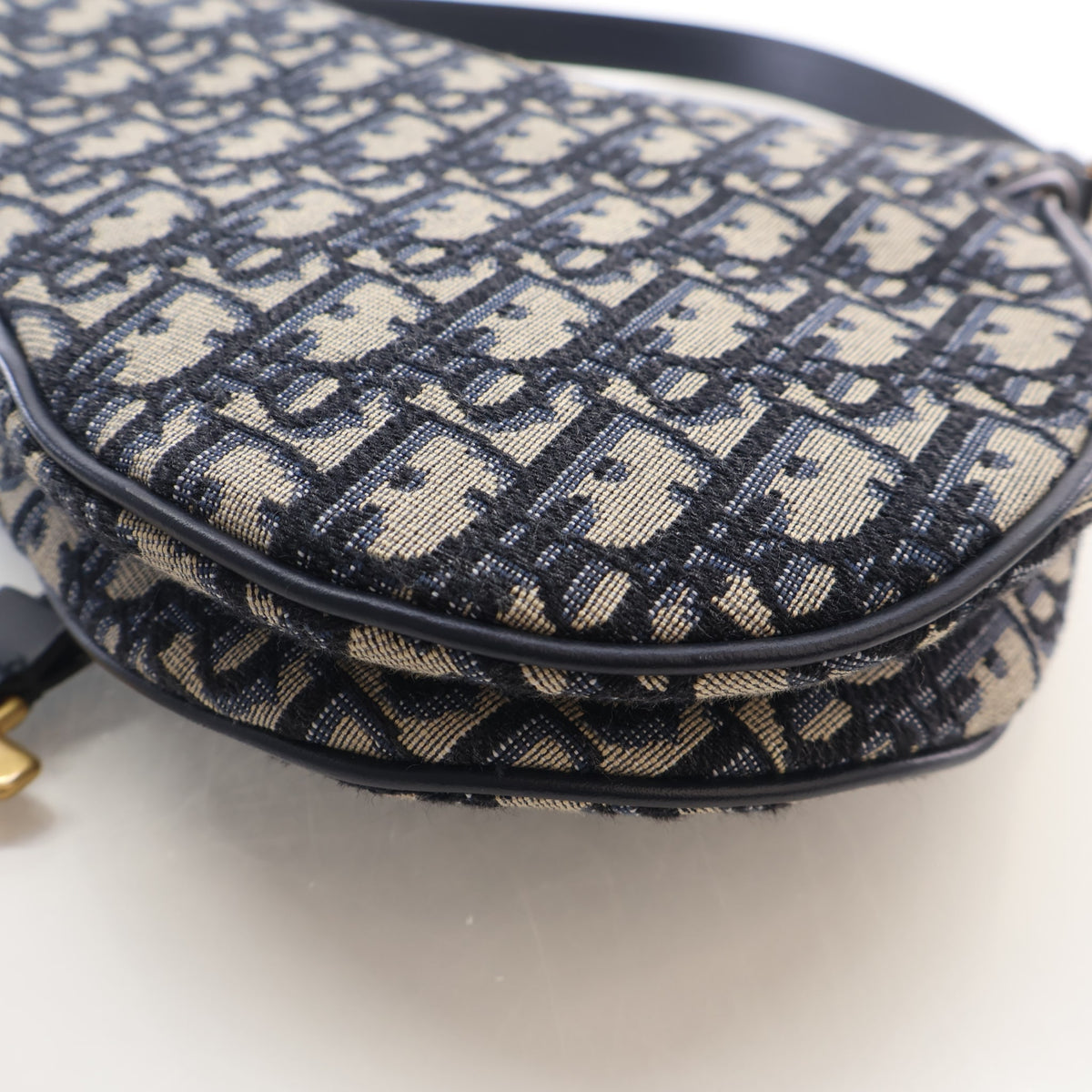 Pre-Owned Christian Dior Saddle Bag Medium Oblique, corner and edge detail, photo 16 of 19