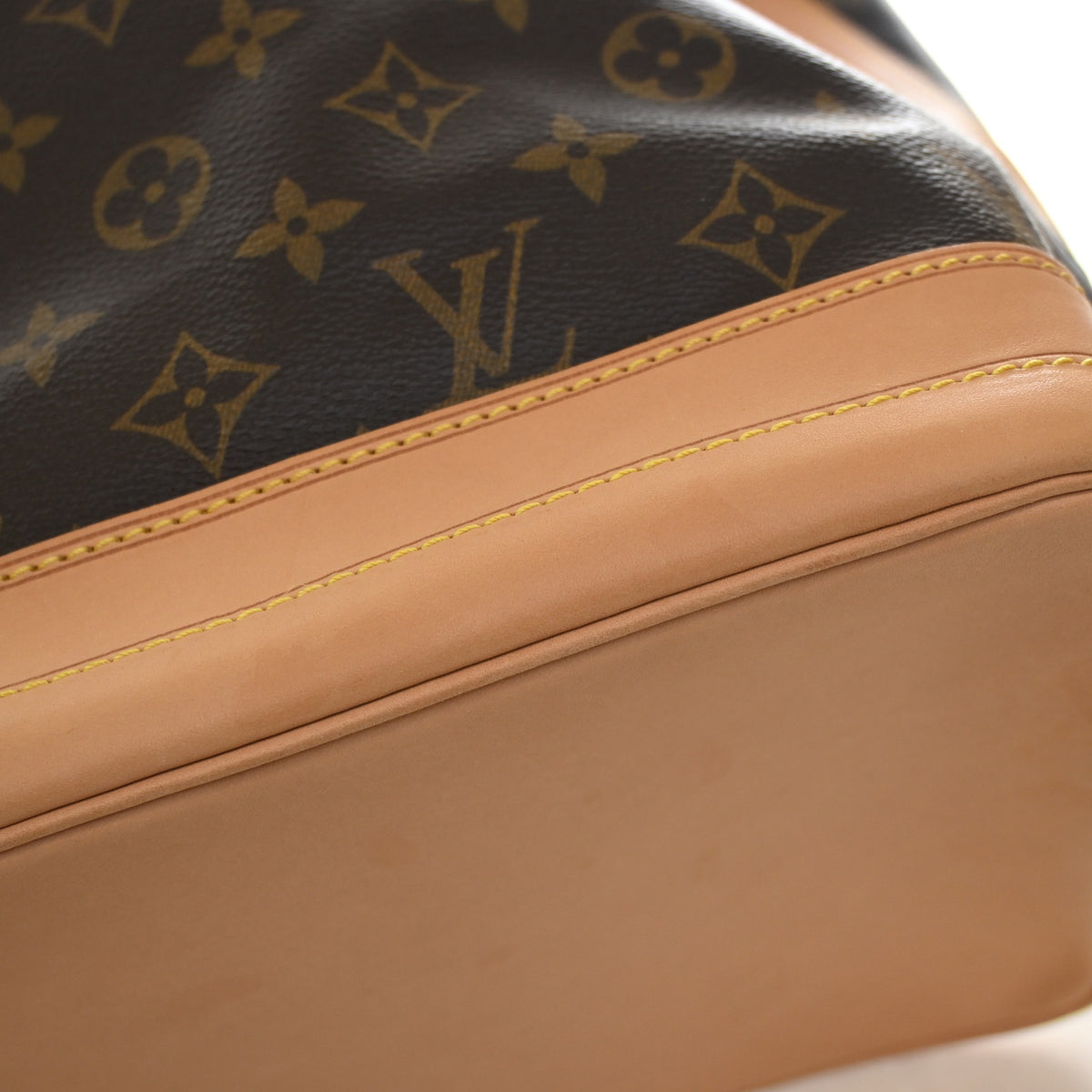 Pre-Owned Louis Vuitton Monogram Noe, corner and edge detail