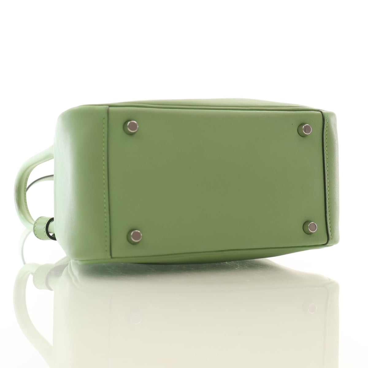 Pre-Owned Hermès Lindy Mini Vert Criquet Swift Leather 20, base and feet view