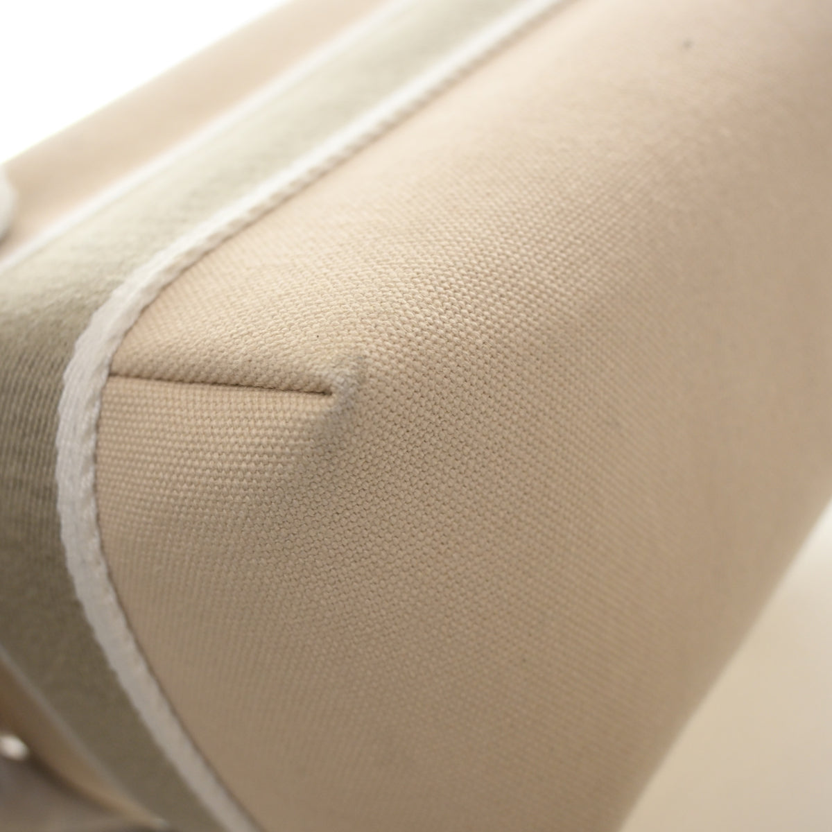Pre-Owned Hermès Case Small Toile Naturel Bride A Brac, corner and edge detail, photo 13 of 16
