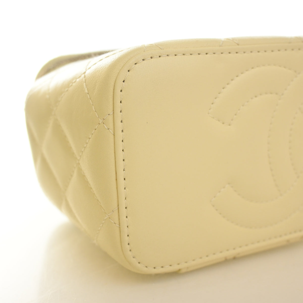 Pre-Owned Chanel Vanity Small Lambskin Pearl Crush, corner and edge detail