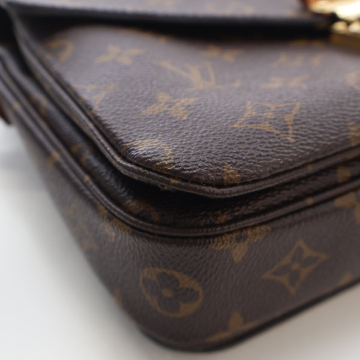Pre-Owned Louis Vuitton Pochette Metis Monogram, corner and edge detail