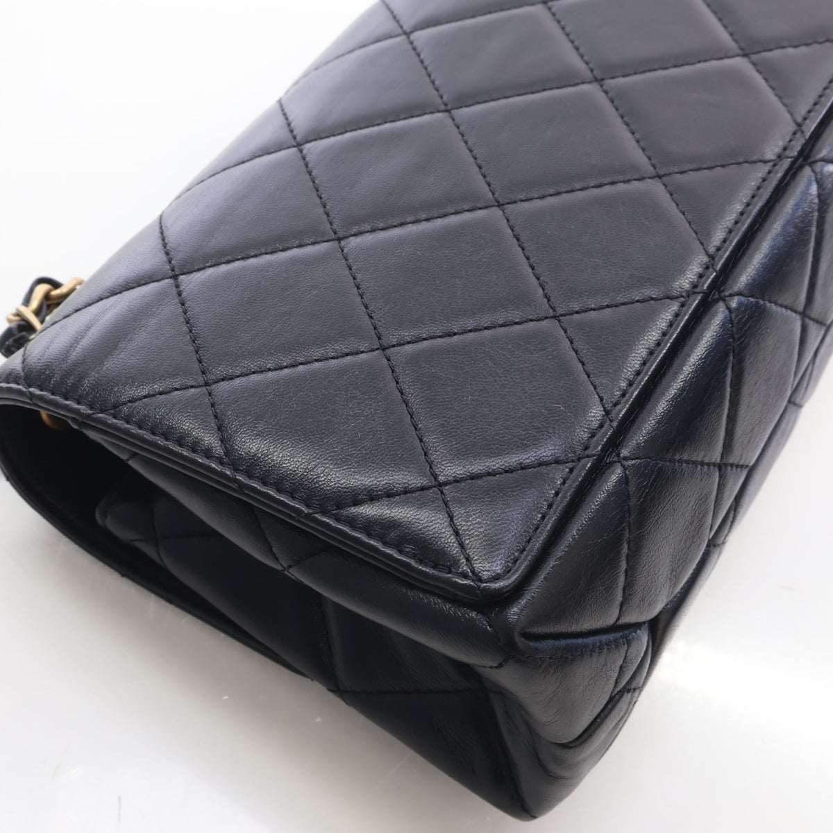 Pre-Owned Chanel Flap Bag Small Calfskin Diamond Lock, corner and edge detail