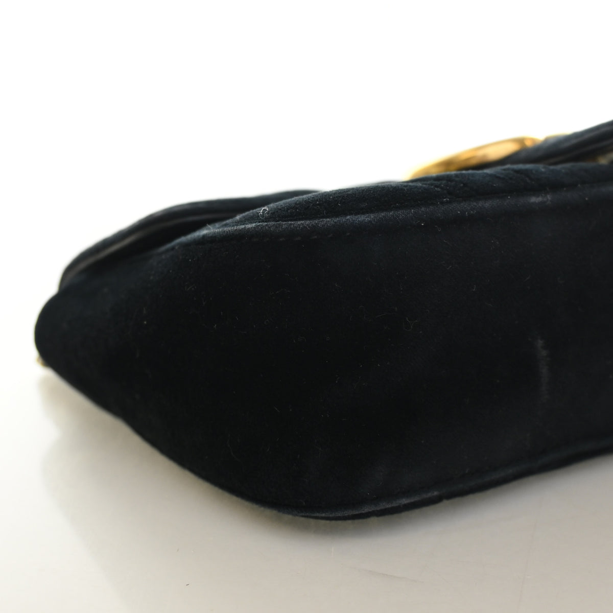 Pre-Owned Gucci Flap Bag Mini Velvet Marmont, corner and edge detail