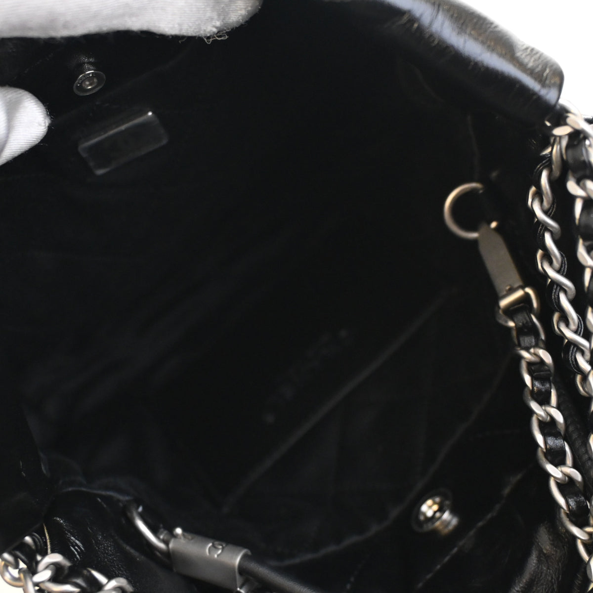 Pre-Owned Chanel 22 Hobo Mini Calfskin, open interior