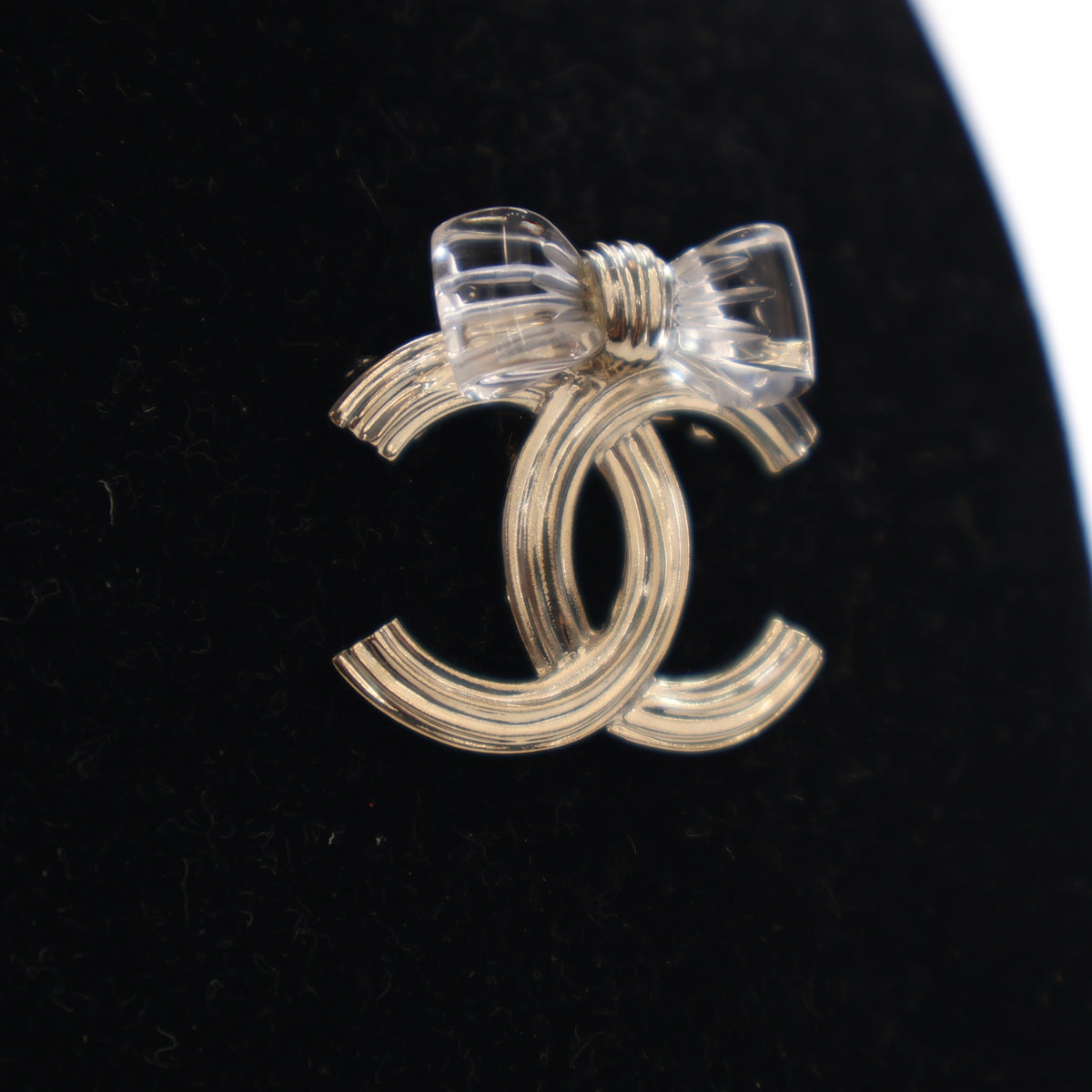Pre-Owned Chanel Brooch Resin CC, logo detail