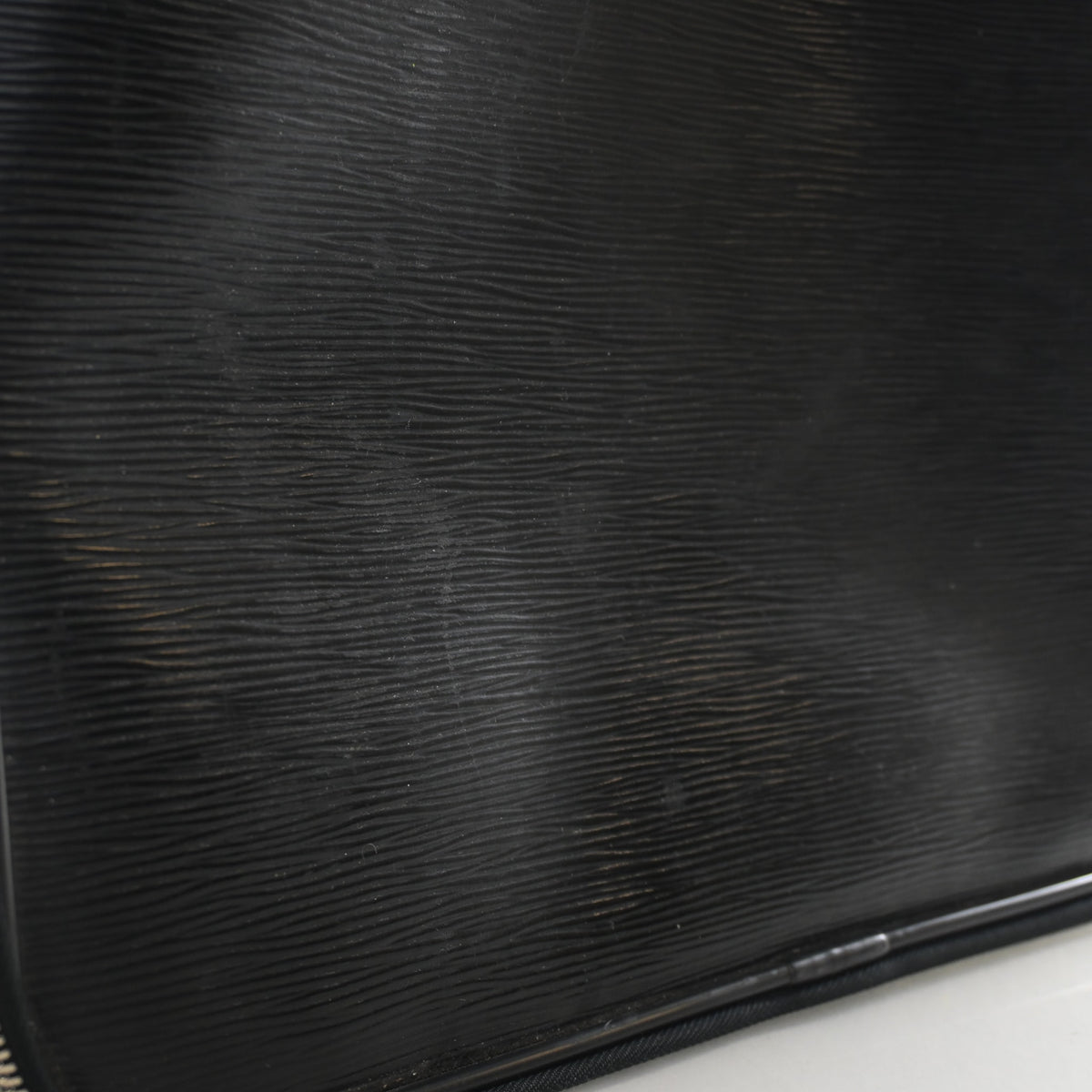 Pre-Owned Louis Vuitton 45 Epi Pegase, side view