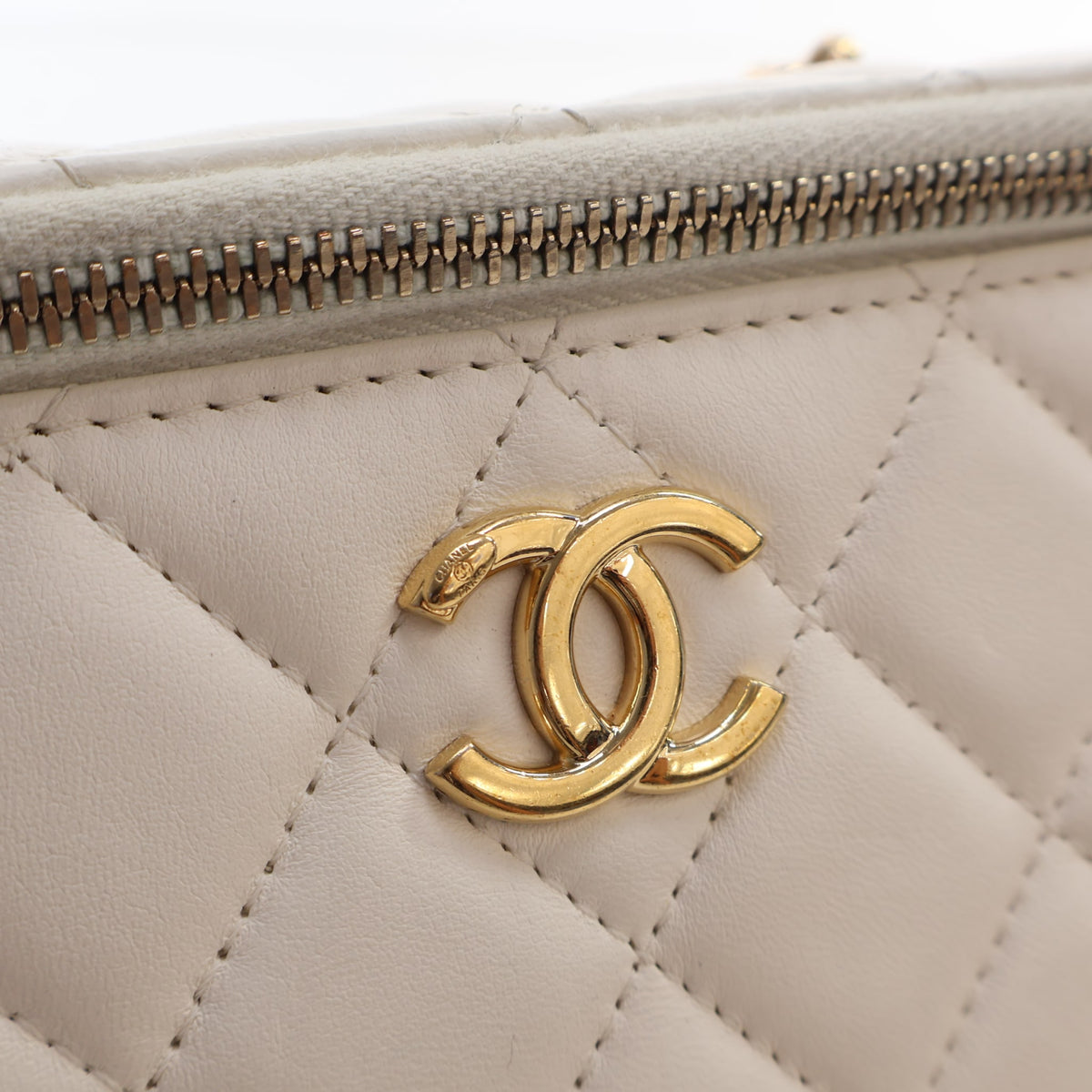 Pre-Owned Chanel Vanity Case Small Lambskin Classic, gold embossed logo detail