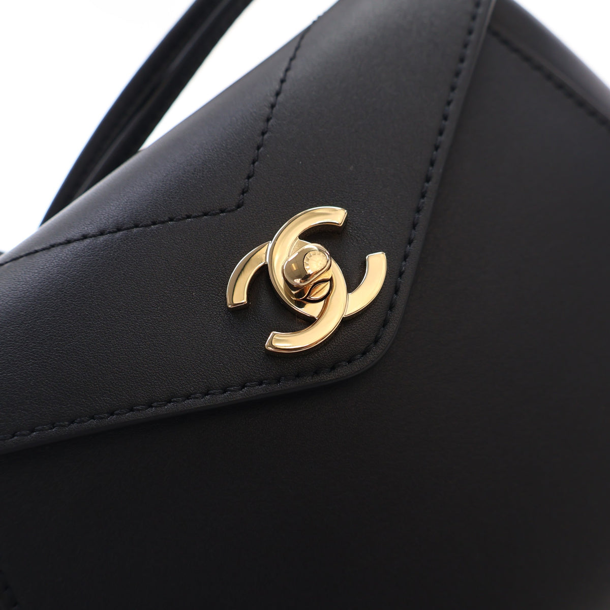 Pre-Owned Chanel Flap Bag Calfskin 26A Envelope, gold hardware close-up