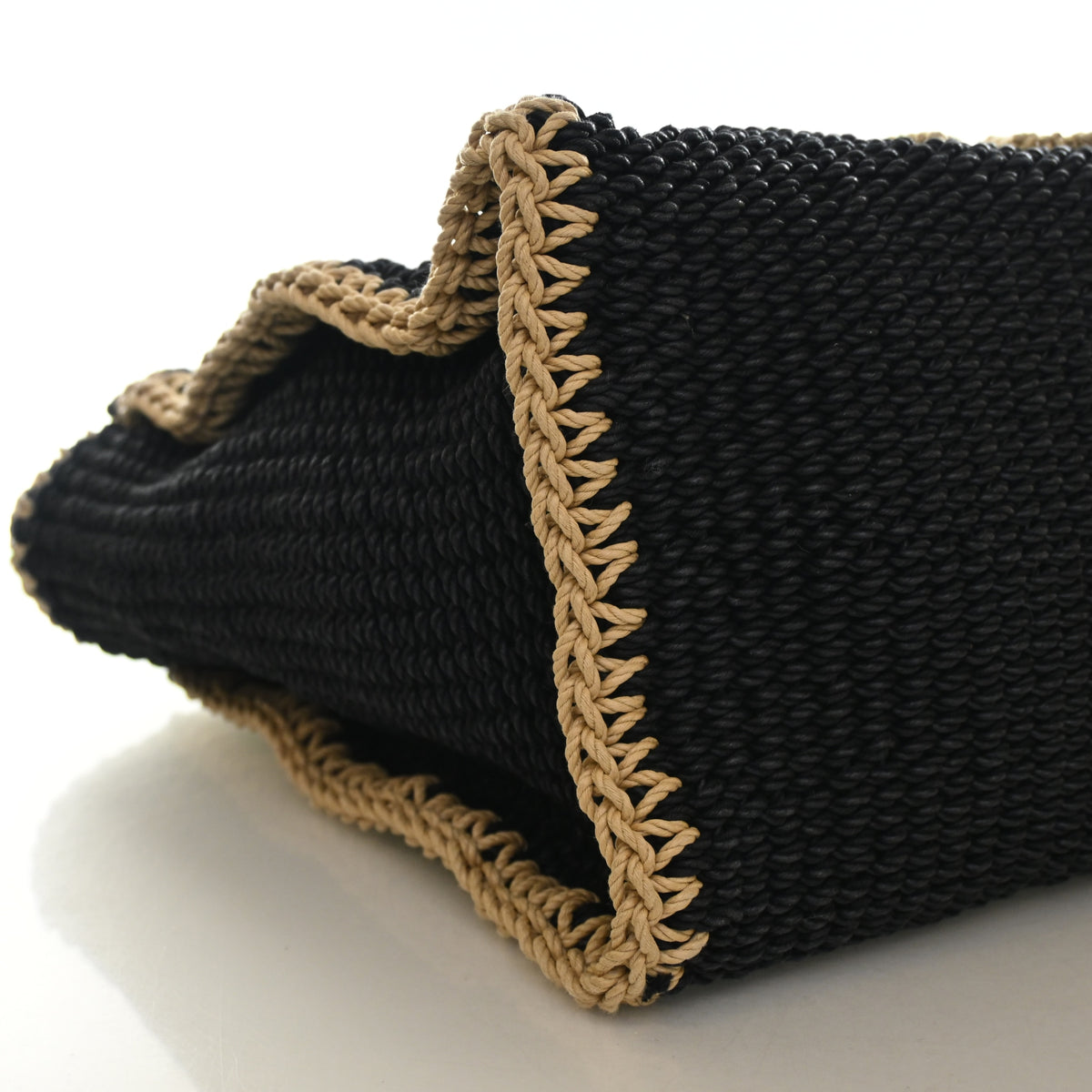 Pre-Owned Chanel Tote Medium Crochet Deauville, corner and edge detail