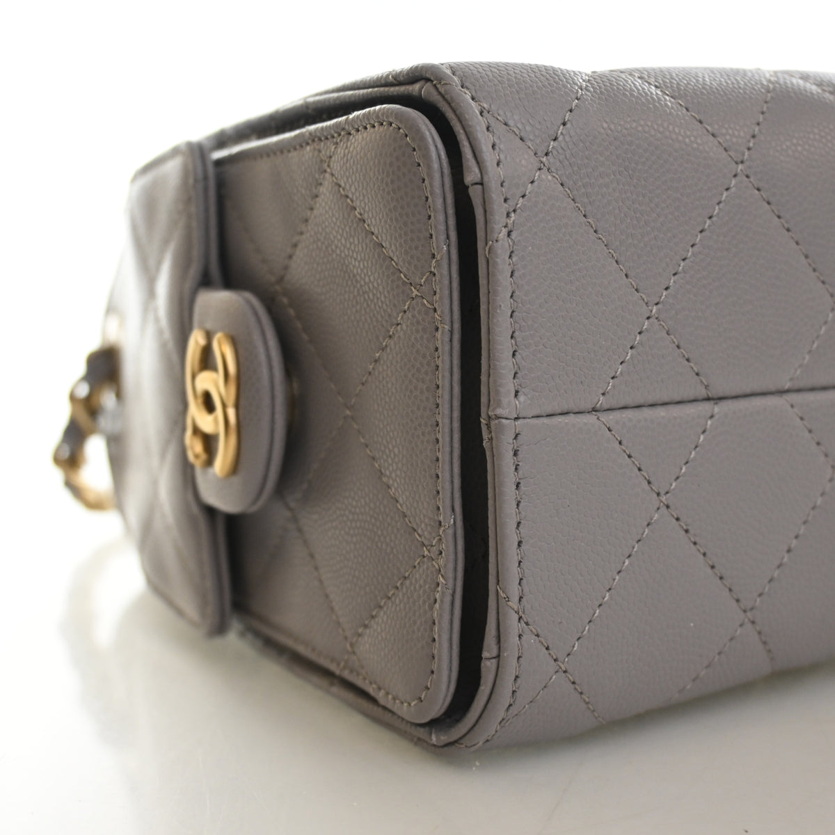 Pre-Owned Chanel Hobo Mini Caviar Leather 25, side view