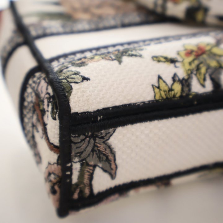 Pre-Owned Christian Dior Medium Embroidered Lady D-joy, corner and edge detail, photo 15 of 17