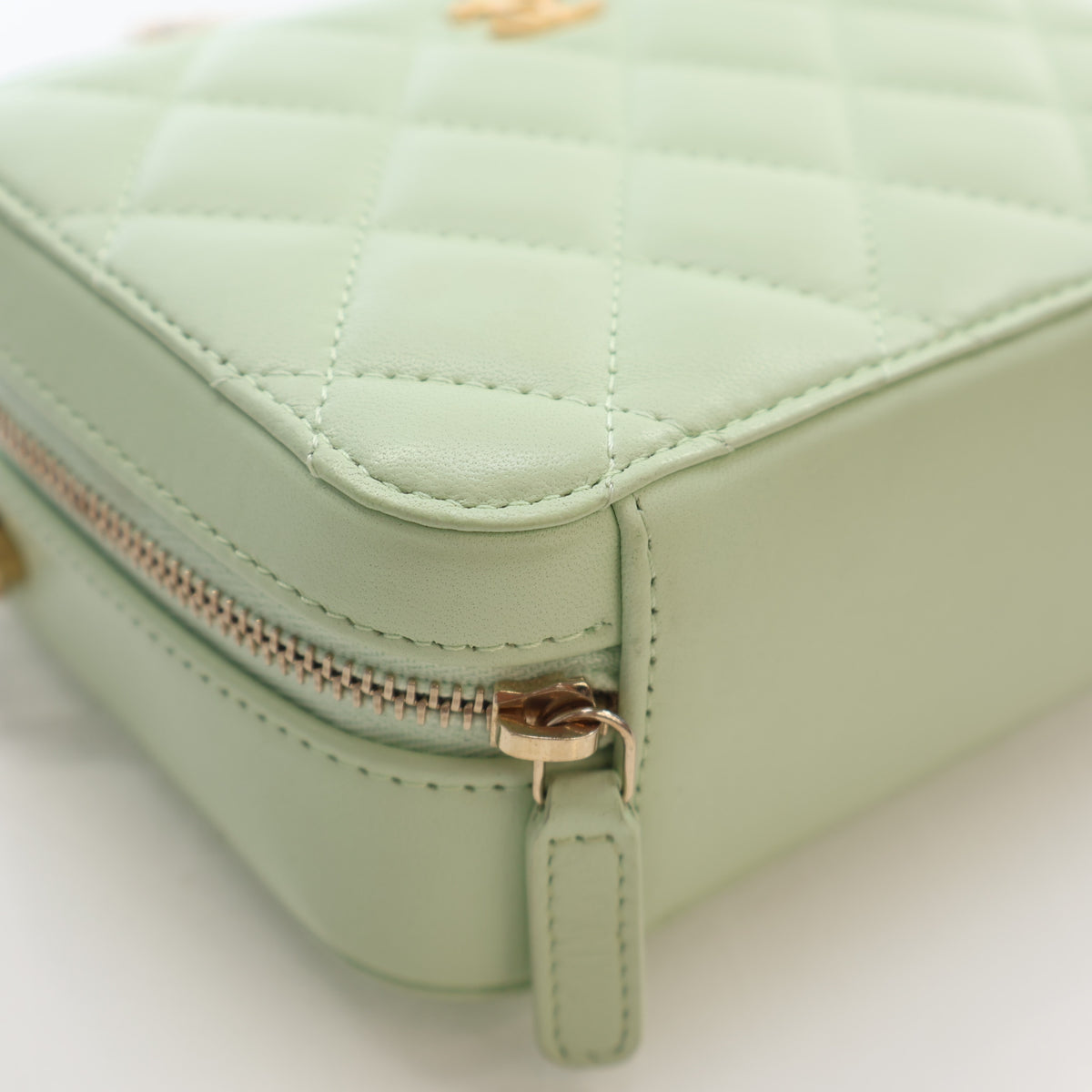 Pre-Owned Chanel Case Mini Lambskin Pearl Crush Camera Bag, corner and edge detail