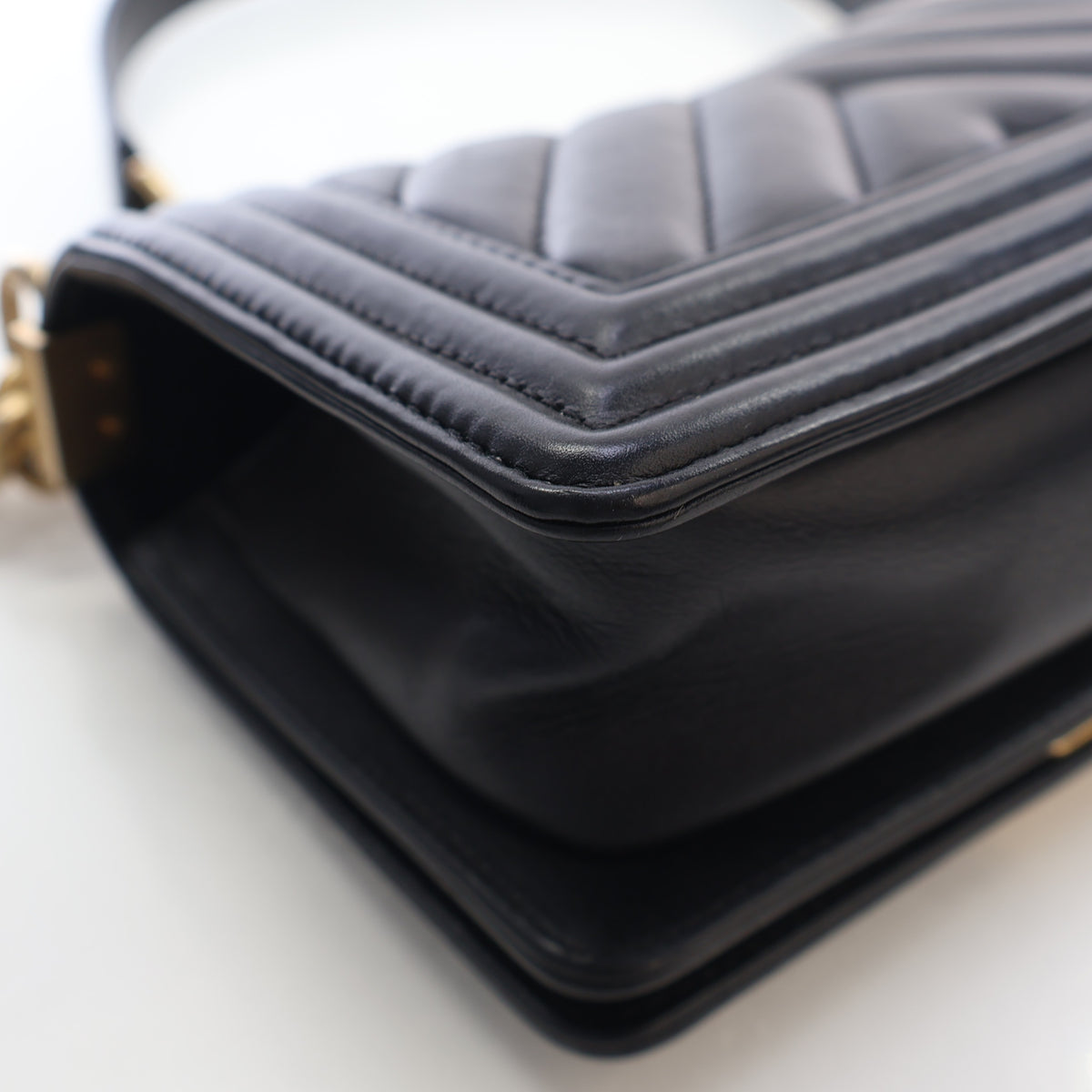 Pre-Owned Chanel Boy Bag Small Chevron, corner and edge detail, photo 13 of 17