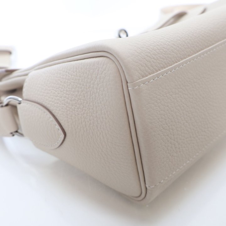 Pre-Owned Hermès Kelly Messenger PM Beton, corner and edge detail