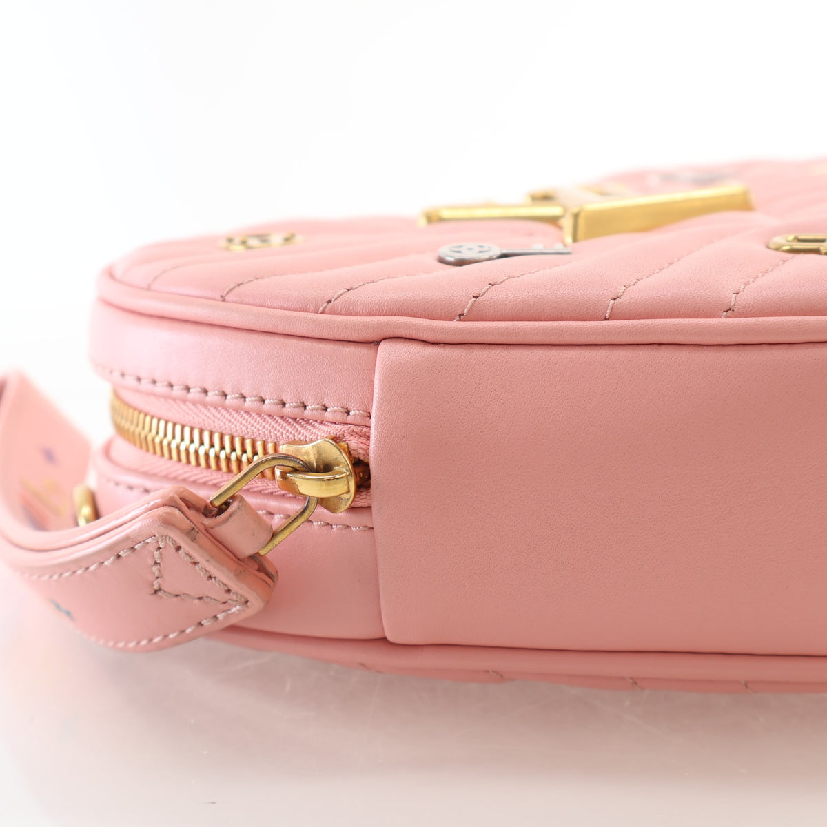 Pre-Owned Louis Vuitton Crossbody Bag Calfskin New Wave Heart, side profile, photo 6 of 15