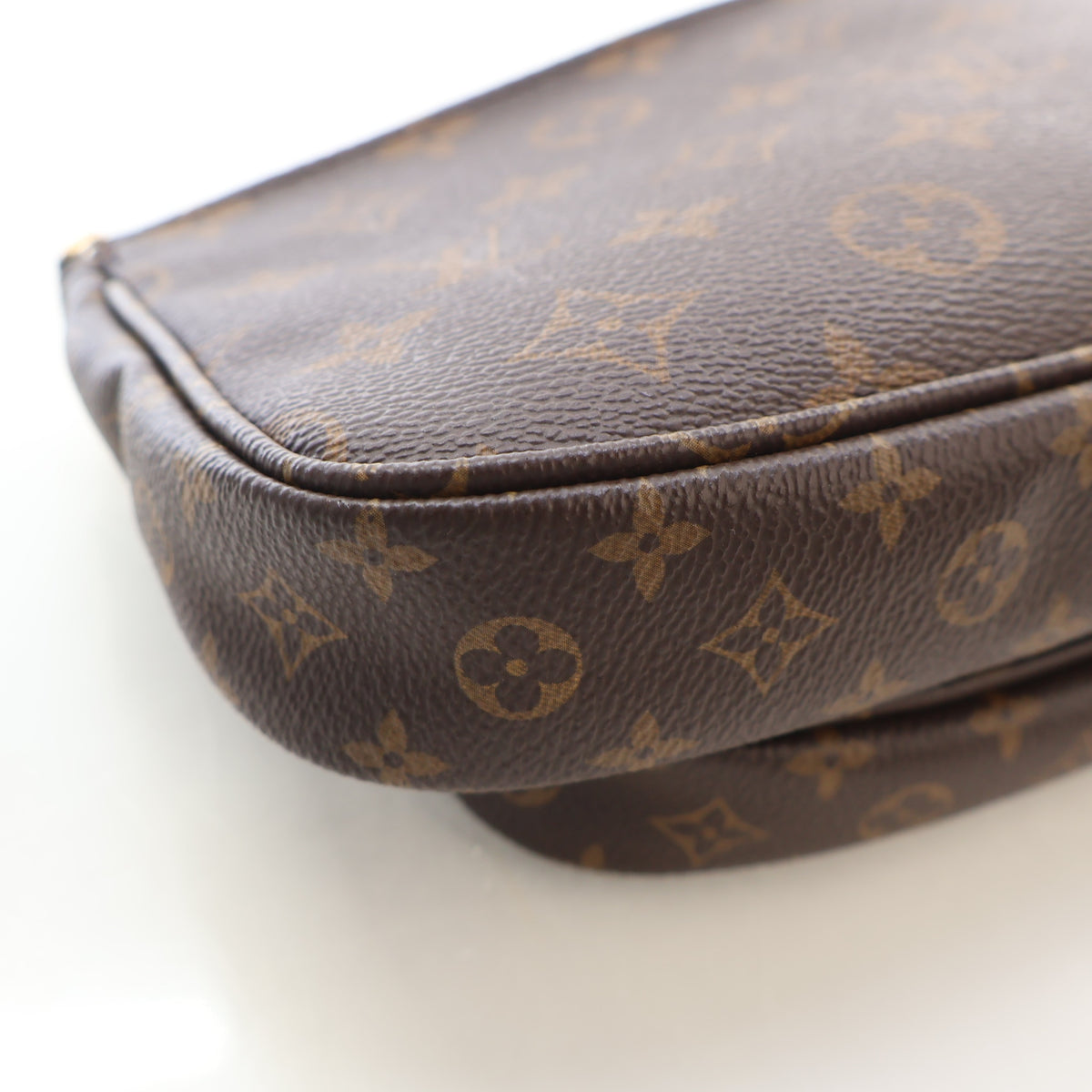 Pre-Owned Louis Vuitton Pochette Canvas Monogram Multi Bag, corner and edge detail
