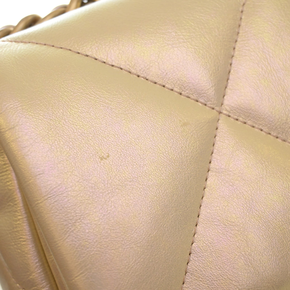 Pre-Owned Chanel 19 Flap Bag Medium Lambskin, corner and edge detail, photo 14 of 16