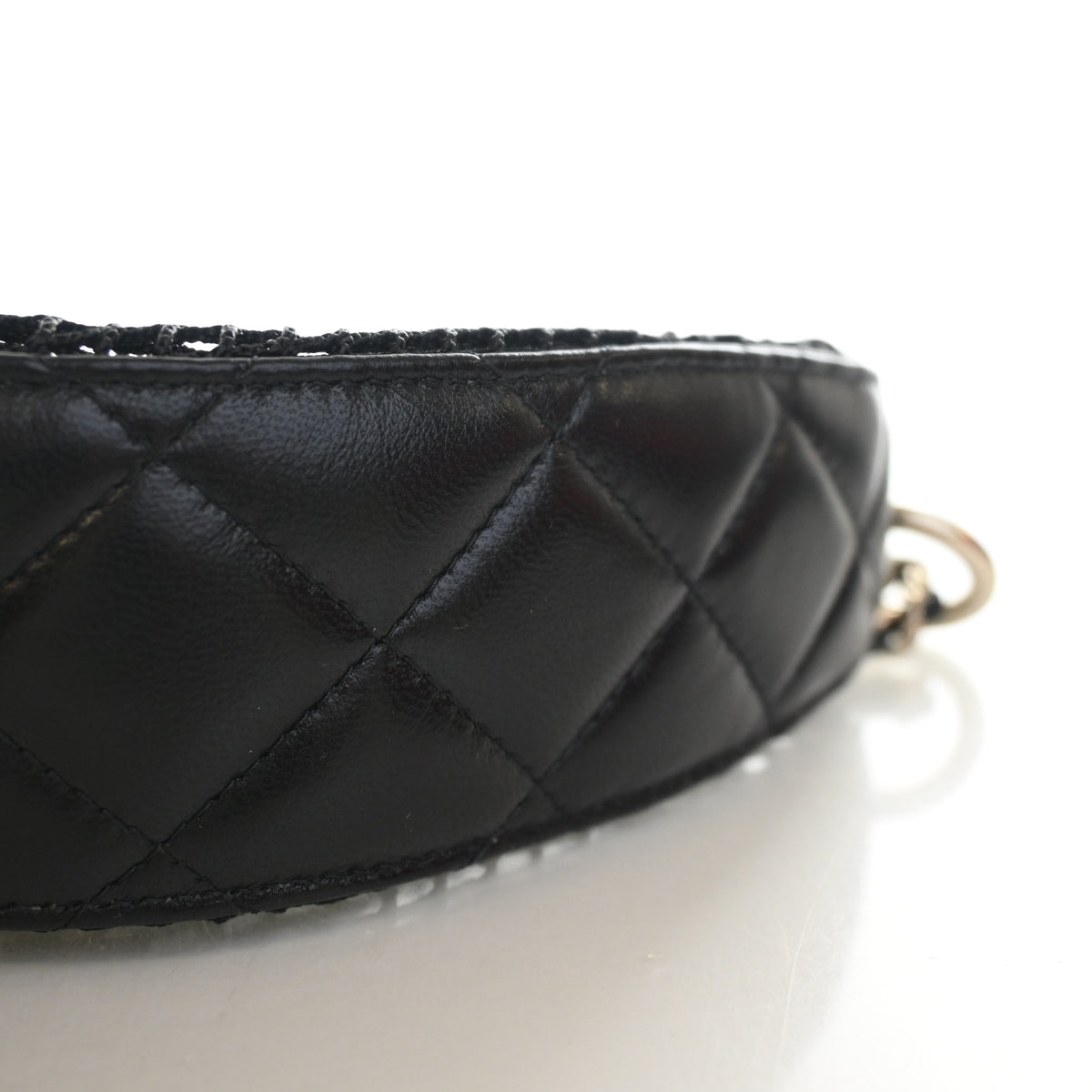 Pre-Owned Chanel Hobo Lambskin Mesh Chain, corner and edge detail