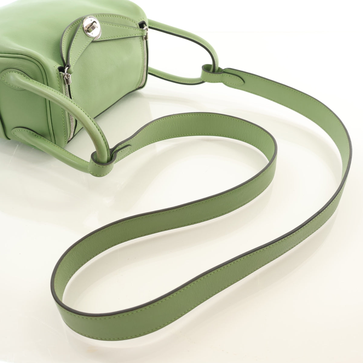 Pre-Owned Hermès Lindy Mini Vert Criquet Swift Leather 20, three-quarter view, photo 10 of 16