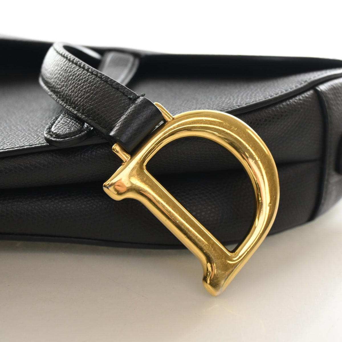 Pre-Owned Christian Dior Saddle Bag Medium Calfskin, gold hardware close-up, photo 12 of 13