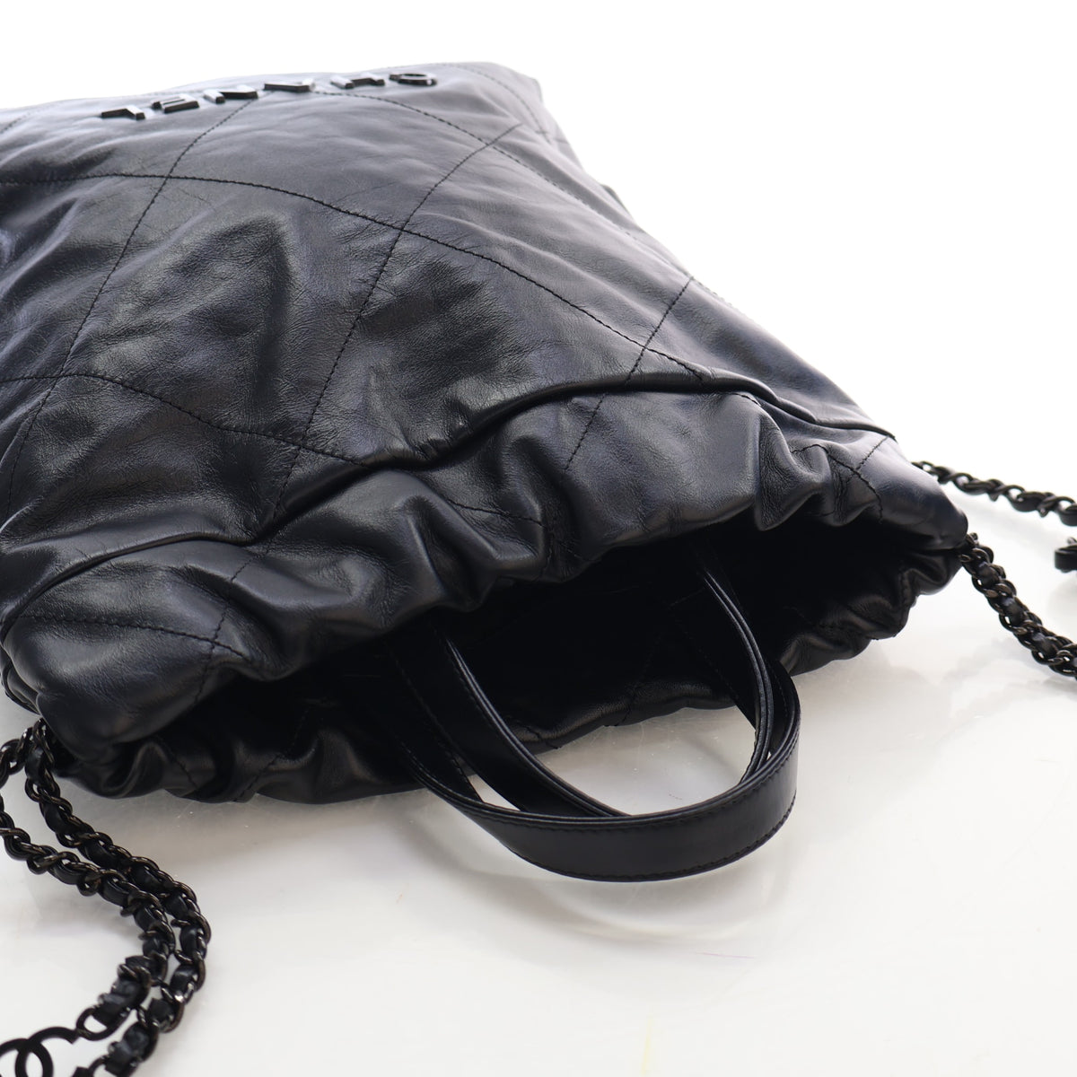 Pre-Owned Chanel Backpack 22 Shiny Calfskin, strap and chain detail, photo 11 of 17