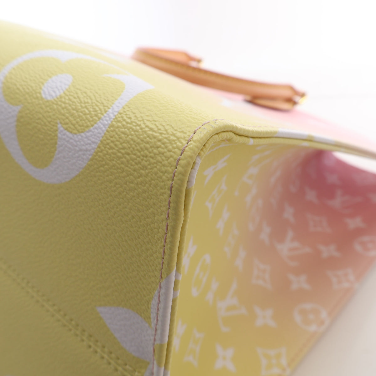 Pre-Owned Louis Vuitton Onthego GM Monogram Giant By The Pool, corner and edge detail, photo 13 of 18