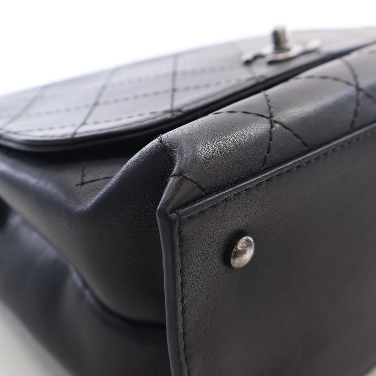 Pre-Owned Chanel Flap Bag Medium Calfskin Urban Luxury, corner and edge detail
